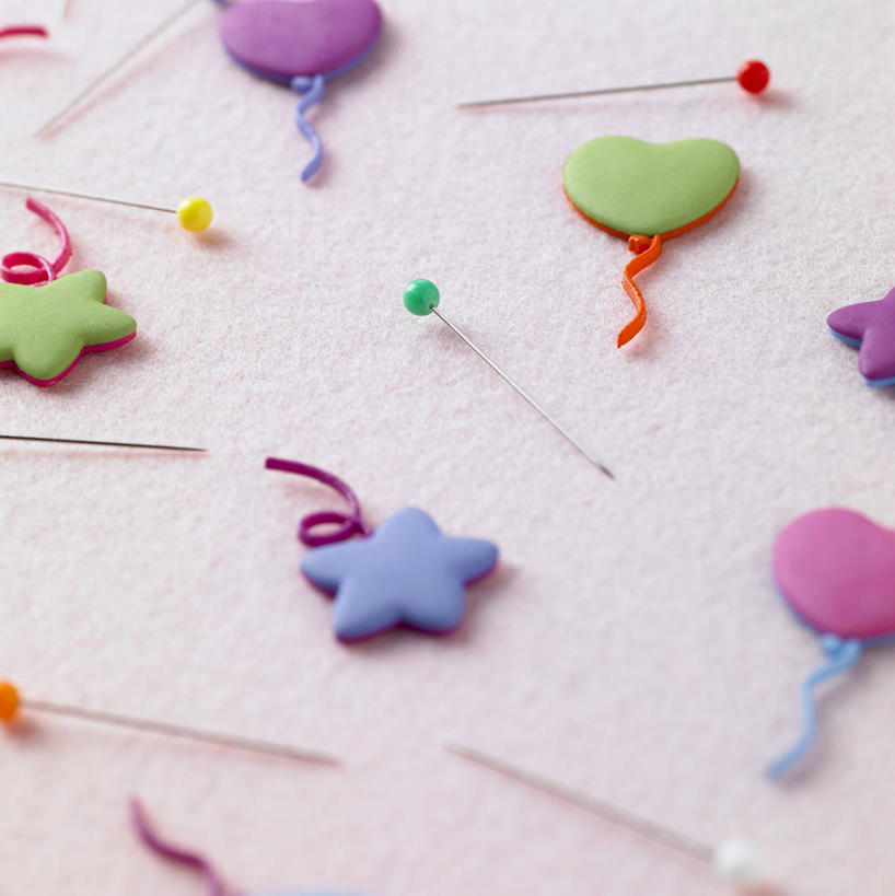 无人,竖图,俯视,室内,特写,白天,生活用品,静物,许多,阴影,粉色背景,装饰,反射,影子,办公用品,很多,文具,装饰品,排列,学习用品,装饰物,日用品,摄影,影棚,华丽,修饰,文具用品,点缀,饰物,衬托,美观,雅致,雅观,摆列,彩图,高角度拍摄,影棚拍摄,拍摄,布列,分列,大头针