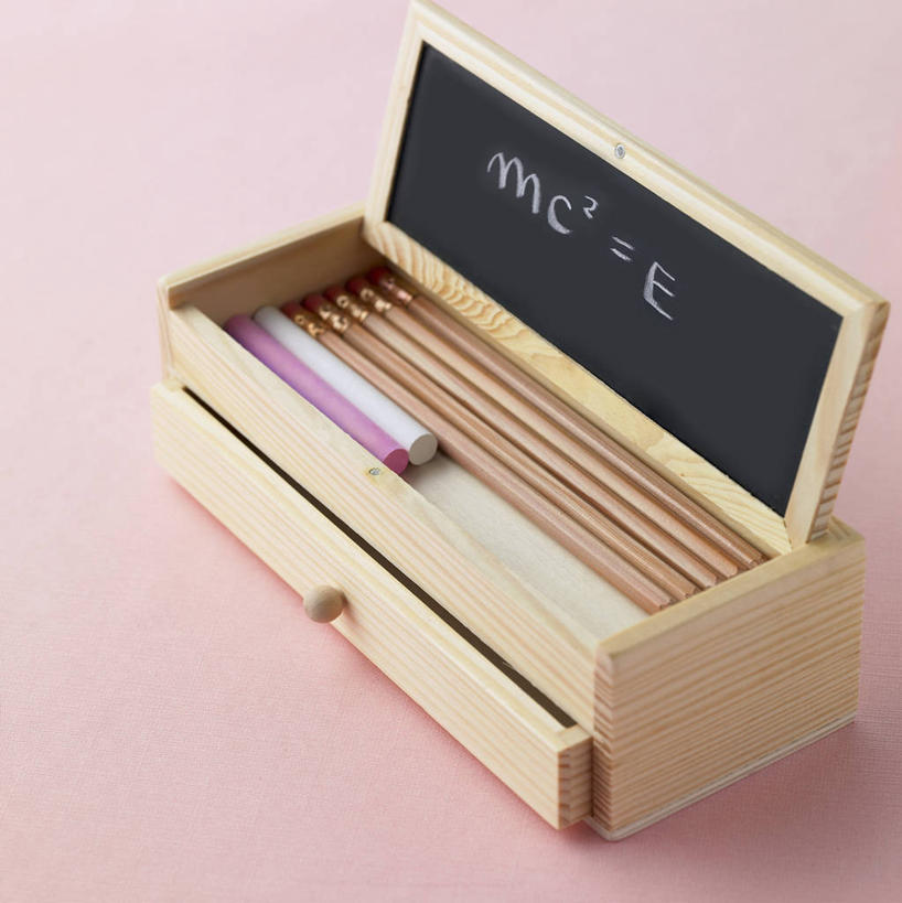 无人,竖图,俯视,室内,特写,白天,静物,抽屉,许多,阴影,粉色背景,反射,笔,标志,符号,工具,数字,文字,影子,字符,办公用品,很多,铅笔盒,标识,盒子,文具,粉笔,铅笔,容器,学习用品,黑板,教学,摄影,阿拉伯数字,影棚,储藏,文具用品,储存,数学,公式,数学公式,耐磨,白垩,教学黑板,抽斗,彩图,高角度拍摄,影棚拍摄,拍摄,贮存