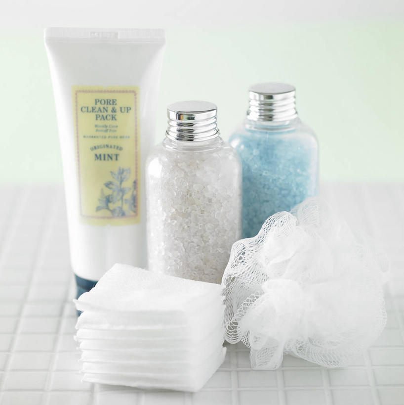 无人,竖图,室内,特写,白天,正面,化妆,美容,静物,护肤,阴影,反射,影子,化妆棉,化妆品,瓶子,塑料制品,肥皂,香皂,浴球,日用品,洗浴用品,清洁,保养,享受,休闲,沐浴乳,塑料瓶,放松,保健,摄影,影棚,沐浴露,沐浴球,浴盐,护肤品,化妆用品,清洁用具,护肤用品,舒缓,养颜,去污,紧肤,嫩肤,洗浴用具,洗涤,彩图,影棚拍摄,拍摄