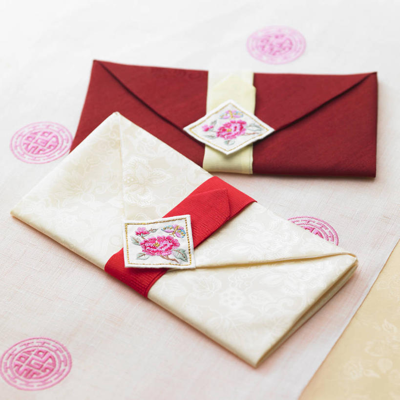 无人,方图,俯视,室内,特写,白天,静物,阴影,装饰,反射,传递,信息,影子,邮件,联系,联络,邮递,通信,信件,华丽,修饰,点缀,邮政,衬托,美观,雅致,雅观,两封,彩图,高角度拍摄