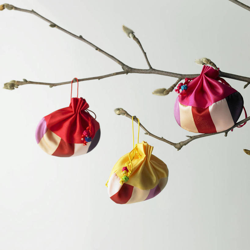 无人,竖图,室内,特写,白天,正面,袋子,吊挂,悬挂,灰色背景,布袋,枝条,挂,树枝,三个,容器,摄影,影棚,储藏,储存,虬枝,枝杈,彩图,影棚拍摄,拍摄,贮存