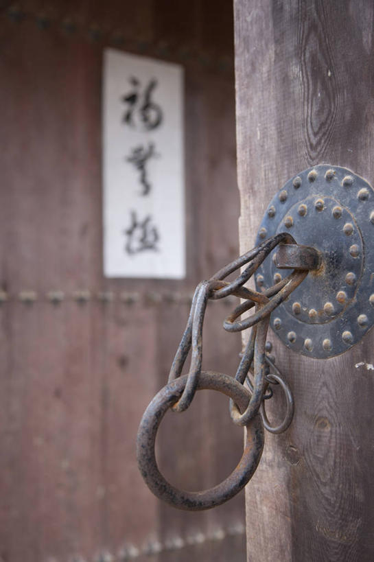 无人,竖图,室内,特写,白天,正面,门,金属制品,对联,朦胧,模糊,艺术,装饰,金属,木制,圆形,标志,图形,文字,圆,字符,手工艺品,褐色,几何,文化,标识,木制品,工艺品,门框,汉字,华丽,修饰,点缀,高雅,数学,中国文化,中文,自信心,品位,衬托,美观,雅致,雅观,国文,华文,彩图,对子,几何图形,楹联,平面图形