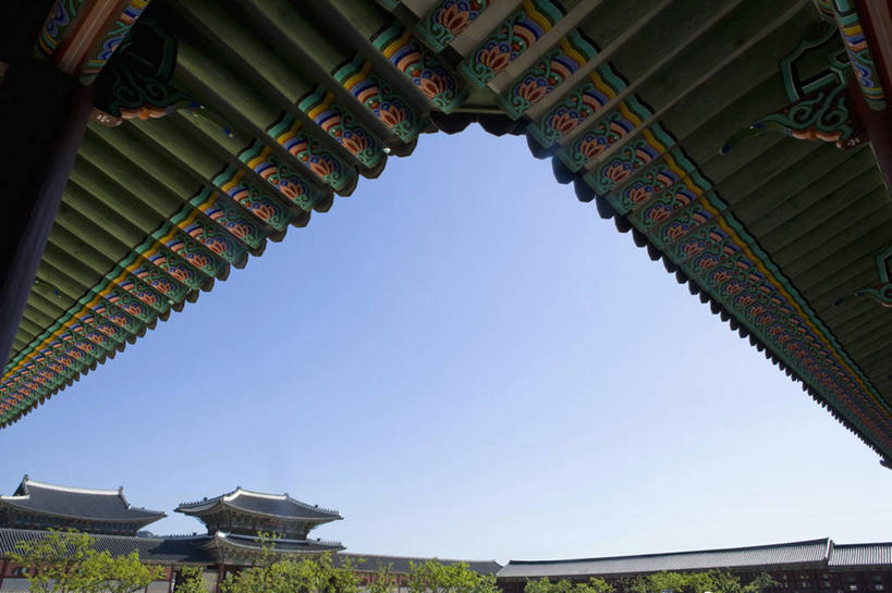 无人,宫殿,横图,室外,白天,仰视,旅游,度假,美景,名胜古迹,植物,标志建筑,地标,建筑,景福宫,首尔,汉城,韩国,亚洲,许多,阴影,遗迹,光线,木制,瓦片,影子,屋顶,景观,首都,很多,顶棚,瓦,古迹,文物,娱乐,建设,古建筑,树,树木,蓝色,绿色,蓝天,天空,阳光,自然,木制品,天,享受,休闲,旅游胜地,景色,放松,建造,生长,晴朗,成长,宫廷,自然风光,古文明,东亚,屋瓦,万里无云,大韩民国,首尔市,首尔特别市,特别市,北阙,王宫,晴空,晴空万里,彩图,低角度拍摄,皇宫