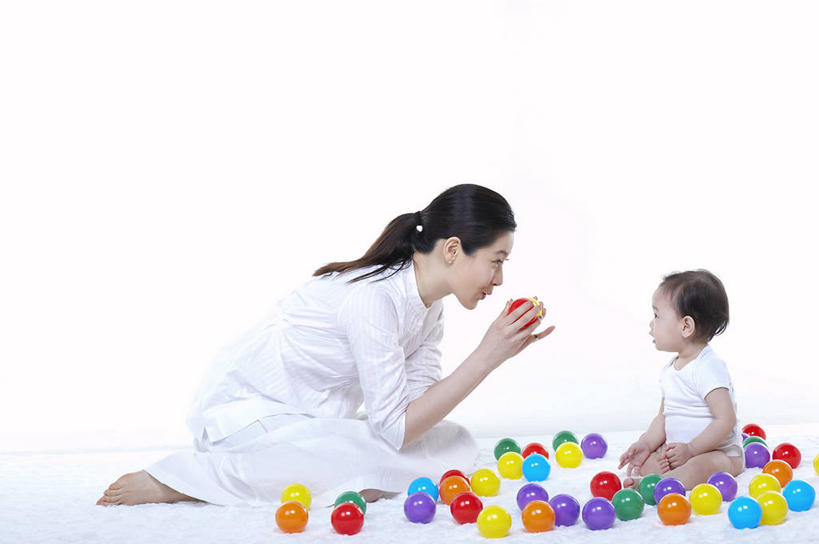 东方人,婴儿,儿童,两个人,家庭,母亲,坐,跪,笑,微笑,露齿笑,横图,室内,白天,白色背景,侧面,游戏,纯洁,玩具,亚洲,阴影,服装,反射,影子,塑料,玩,休闲装,黄种人,娱乐,相视,小孩,衣服,塑料制品,休闲,温暖,温馨,一家人,面对面,休闲服,海洋球,可爱,母爱,童年,童趣,益智,摄影,服饰,活泼,影棚,活动,对视,和睦,互视,发泄,消遣,智力,宝宝,相对,童真,纯真,烂漫,无邪,相看,宣泄,母婴,伶俐,天真,年轻女性,女人,女性,亚洲人,孩子,年轻人,跪着,玩耍,嬉戏,坐着,彩图,全身,影棚拍摄,拍摄,波波球,玩具球,融洽