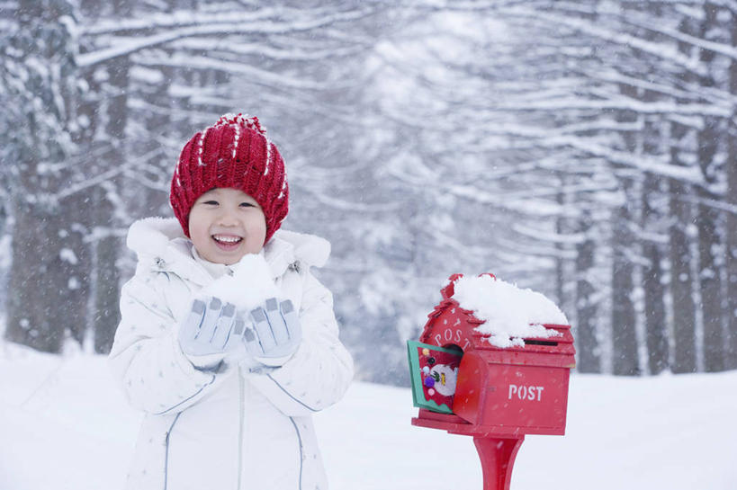 东方人,儿童,一个人,站,笑,微笑,露齿笑,横图,室外,白天,正面,纯洁,科技,雪,植物,大雪,帽子,亚洲,仅一个女性,仅一个人,握,阴影,服装,朦胧,模糊,装饰,反射,传递,网络,信息,标志,符号,数字,文字,影子,邮件,积雪,雪景,冬季,冬天,联系,注视,黄种人,标识,邮筒,邮箱,树,树木,一个,小孩,衣服,红色,绿色,白色,自然,手套,观察,看,站着,仅一个小孩,温暖,寒冷,可爱,童年,童趣,联络,握着,邮递,通信,创意,服饰,生长,单个,成长,观看,保暖,华丽,点缀,察看,衣着,御寒,穿着,关注,邮政,童真,烂漫,无邪,衬托,美观,雅致,雅观,棉帽,严寒,衣饰,天真,女孩,女人,女性,亚洲人,孩子,站立,半身,彩图,女生