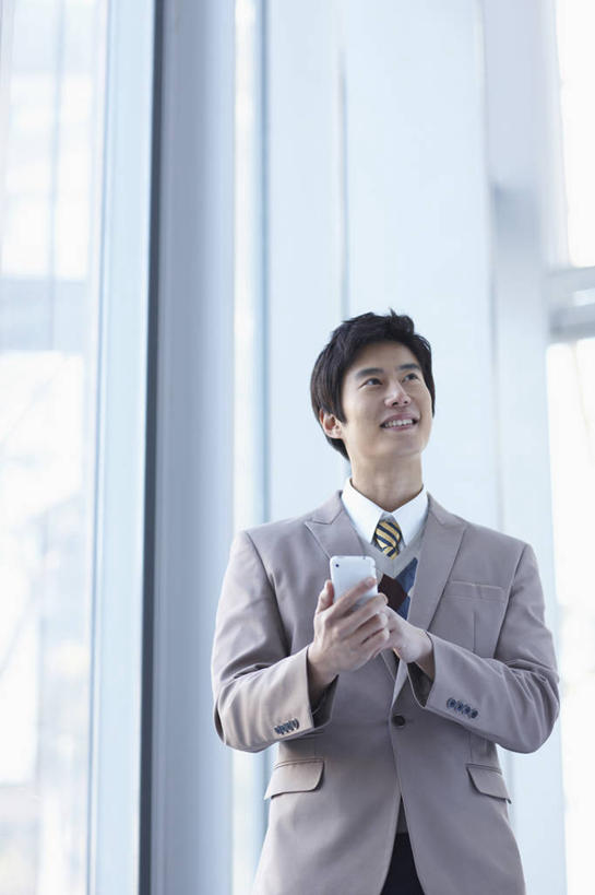 东方人,一个人,商务人士,商务男性,站,笑,打电话,微笑,露齿笑,竖图,室内,白天,正面,衬衫,窗户,落地窗,电话,手机,亚洲,仅一个男性,仅一个人,握,阴影,套装,反射,影子,领带,注视,黄种人,通讯设备,玻璃窗,仅一个年轻男性,观察,看,站着,握着,观看,察看,象征,庄重,关注,商务装,身份,工薪阶层,智能手机,一部,正式,地位,交流,男人,男性,年轻男性,亚洲人,白领,上班族,沟通,抬头,通话,仰头,站立,半身,彩图,衬衣