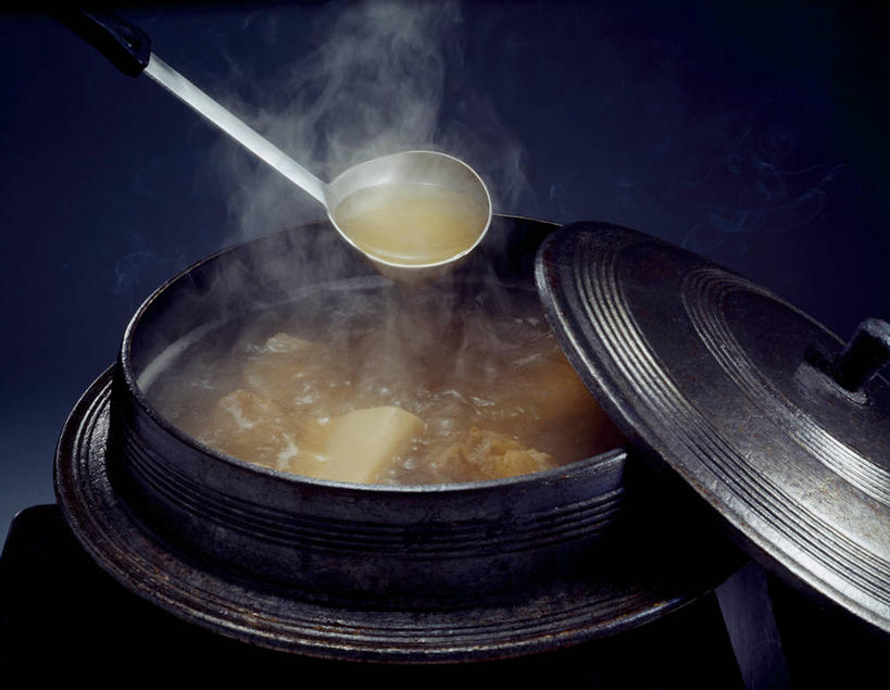 无人,横图,俯视,室内,特写,白天,烹饪,雾,餐桌,桌子,厨具,一把,阴影,沸腾,黑色背景,朦胧,模糊,反射,蒸汽,炖锅,锅子,影子,勺子,陶瓷,肉,牛肉,料理,食品,陶瓷制品,水蒸气,雾气,韩式,锅,菜肴,美食,肉类,食物,一个,灰色,调羹,汤匙,摄影,佳肴,影棚,单个,餐台,锅具,气体,韩国料理,肉食,韩国菜,韩式料理,烹饪用具,牛肉汤,蒸发,烹调用具,烹调,彩图,高角度拍摄,影棚拍摄,拍摄