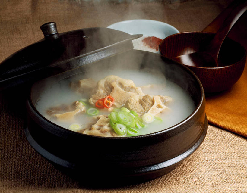 无人,横图,俯视,室内,特写,白天,烹饪,雾,餐桌,桌子,厨具,一把,阴影,沸腾,朦胧,模糊,反射,木制,蒸汽,炖锅,锅子,影子,勺子,陶瓷,肉,牛肉,料理,食品,陶瓷制品,水蒸气,雾气,韩式,锅,菜肴,美食,肉类,食物,一个,木制品,调羹,汤匙,佳肴,单个,餐台,锅具,气体,韩国料理,肉食,韩国菜,韩式料理,烹饪用具,牛肉汤,蒸发,烹调用具,烹调,彩图,高角度拍摄