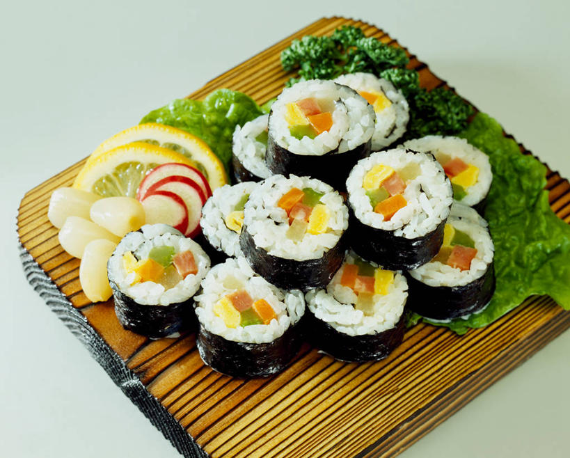 米饭,寿司,无人,横图,俯视,室内,特写,白天,白色背景,烹饪,餐桌,桌子,柠檬,萝卜,一堆,切开,阴影,堆叠,堆积,环绕,缠绕,反射,木制,影子,海苔,日本料理,料理,食品,案板,紫菜,饭,菜肴,美食,砧板,食物,木制品,日式料理,切,日式,摄影,佳肴,影棚,水萝卜,餐台,堆,五谷,手握寿司,醋饭,纠缠,剖面,切面,握寿司,押寿司,四喜饭,益母果,柠檬片,柠果,彩图,高角度拍摄,影棚拍摄,拍摄,条斑紫菜