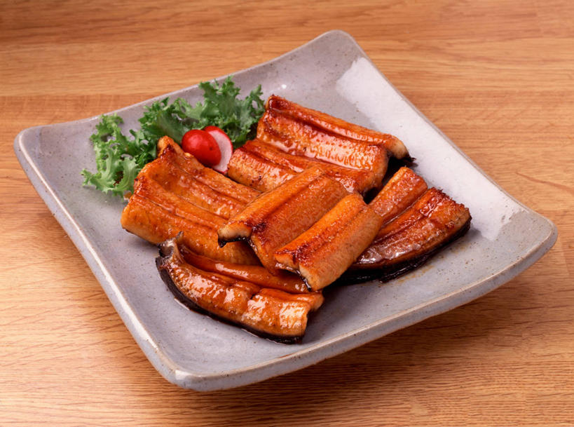 海鲜,鳗鱼,无人,横图,俯视,室内,特写,白天,烹饪,餐桌,桌子,鳗鲡,餐具,一堆,阴影,堆叠,堆积,反射,木制,鱼,碟子,盘,影子,肉,鱼肉,料理,食品,韩式,水产,菜肴,美食,肉类,鱼类,海洋生物,食物,一个,灰色,盘子,木制品,碟,佳肴,单个,餐台,堆,水生动物,烤鳗鱼,海产品,韩国料理,水生物,肉食,海底动物,韩国菜,韩式料理,彩图,高角度拍摄