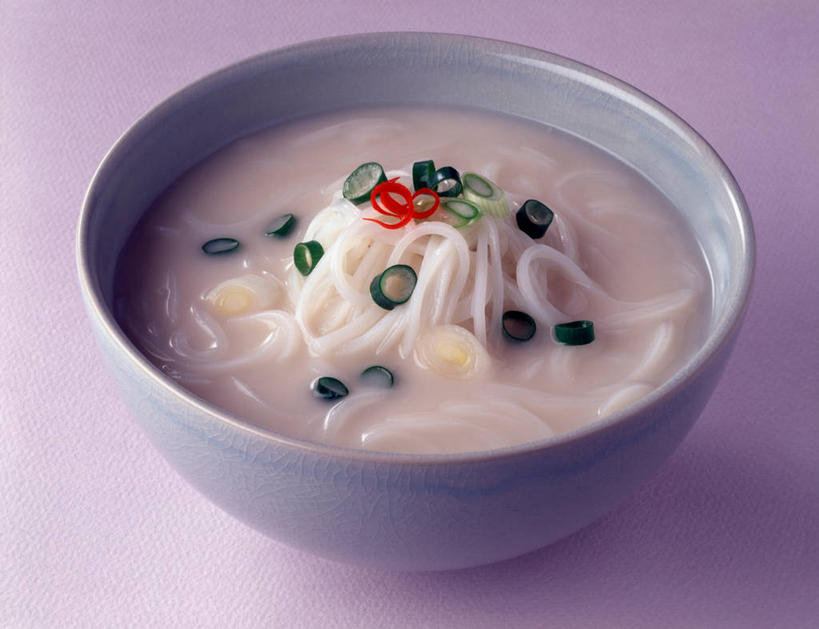 面食,面条,无人,横图,俯视,室内,特写,白天,烹饪,餐桌,桌子,蔬菜,一堆,切开,阴影,堆叠,堆积,粉色背景,新鲜,反射,影子,陶瓷,葱,青葱,面,肉,牛肉,料理,食品,陶瓷制品,韩式,菜肴,美食,肉类,食物,一个,粉色,灰色,容器,碗,切,摄影,佳肴,有机食品,绿色食品,影棚,单个,餐台,储藏,堆,储存,韩国料理,剖面,肉食,韩国菜,韩式料理,切面,牛肉汤,彩图,高角度拍摄,影棚拍摄,拍摄,贮存