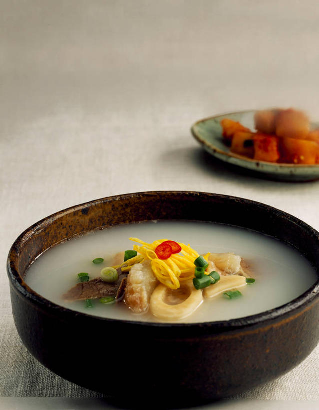 无人,竖图,俯视,室内,特写,白天,白色背景,烹饪,餐桌,桌子,蔬菜,餐具,阴影,朦胧,模糊,新鲜,反射,碟子,盘,影子,陶瓷,葱,青葱,肉,牛肉,料理,食品,陶瓷制品,韩式,菜肴,美食,肉类,食物,一个,盘子,容器,碟,碗,摄影,佳肴,有机食品,绿色食品,影棚,单个,餐台,储藏,储存,韩国料理,肉食,韩国菜,韩式料理,牛肉汤,彩图,高角度拍摄,影棚拍摄,拍摄,贮存