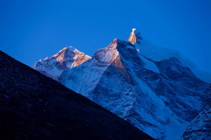 无人,横图,室外,白天,仰视,旅游,度假,日出,石头,美景,山,太阳,雪,雪山,大雪,尼泊尔,亚洲,石子,冰,积雪,景观,山峰,悬崖,雪景,冬季,冬天,朝霞,晨曦,黎明,山峦,娱乐,阳光,自然,享受,休闲,景色,放松,寒冷,冰冷,自然风光,南亚,喜马拉雅山脉,尼泊尔王国,喜马拉雅山,严寒,喜马拉雅,冰凉,酷寒,凛冽,凛凛,极冷,绝壁,专区,石块,岩石,朝阳,彩图,低角度拍摄,卯时,破晓,日始,南崎巴札,萨加玛塔专区,索卢坤布县,岗德里峰