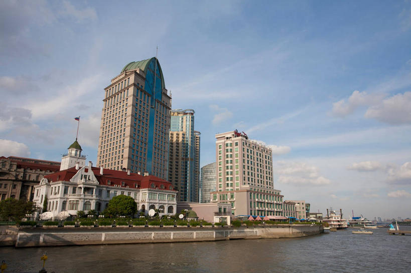 无人,家,高楼大厦,横图,室外,白天,仰视,旅游,度假,河流,水,植物,标志建筑,大厦,地标,建筑,摩天大楼,上海,中国,亚洲,阴影,光线,瓦片,影子,房屋,屋顶,屋檐,屋子,河水,水流,云,云朵,云彩,顶棚,娱乐,建设,虹口区,楼房,檐,住宅,树,树木,红色,蓝色,绿色,白云,蓝天,天空,阳光,自然,天,享受,休闲,旅游胜地,放松,生长,晴朗,成长,申,东亚,上海市,黄浦路,俄罗斯联邦驻上海总领事馆,中华人民共和国,沪,华东地区,晴空,彩图,低角度拍摄,房子,大楼,高层建筑,高楼,摩天楼,俄罗斯驻上海总领事馆,俄罗斯帝国领事馆,苏联领事馆