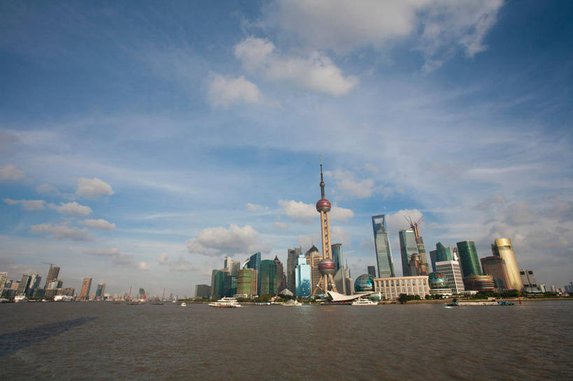 无人,高楼大厦,横图,室外,白天,仰视,度假,河流,美景,水,植物,城市风光,标志建筑,城市,大厦,地标,建筑,摩天大楼,上海,中国,亚洲,阴影,光线,影子,河水,景观,水流,云,云朵,建筑群,塔,云彩,娱乐,建设,东方明珠,金茂大厦,浦东,树,树木,蓝色,绿色,白云,蓝天,天空,阳光,自然,天,享受,休闲,景色,放松,环球金融中心,生长,晴朗,成长,申,电视塔,国际会展中心,金融中心,陆家嘴,陆家嘴金融贸易区,浦东新区,上海环球金融中心,东亚,东方明珠广播电视塔,东方明珠电视塔,上海市,中华人民共和国,沪,华东地区,金茂大楼,环球金融中心大厦,晴空,彩图,低角度拍摄,大楼,高层建筑,高楼,摩天楼,东方明珠塔,上海国际会展中心