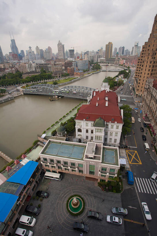 无人,家,高楼大厦,竖图,俯视,航拍,室外,白天,旅游,度假,草地,草坪,河流,水,植物,标志建筑,大桥,大厦,道路,地标,建筑,路,摩天大楼,桥梁,人行横道,公路,上海,中国,亚洲,瓦片,房屋,墙,屋顶,屋檐,屋子,河水,水流,乌云,云,阴天,云朵,人行道,桥,分界线,停车线,交通,云彩,顶棚,娱乐,建设,虹口区,楼房,檐,拱桥,墙壁,墙面,住宅,草,树,树木,红色,绿色,白色,天空,自然,外滩,天,享受,休闲,旅游胜地,放松,拱形,生长,成长,车行道,车行道分界线,申,昏暗,阴沉,鸟瞰,标线,人行横道线,浦西,苏州河,外白渡桥,东亚,车行线,上海市,黄浦路,俄罗斯联邦驻上海总领事馆,中华人民共和国,沪,华东地区,斑马线,马路,彩图,高角度拍摄,房子,大楼,高层建筑,高楼,摩天楼,花园桥,威尔斯桥,俄罗斯驻上海总领事馆,钢拱桥,俄罗斯帝国领事馆,苏联领事馆