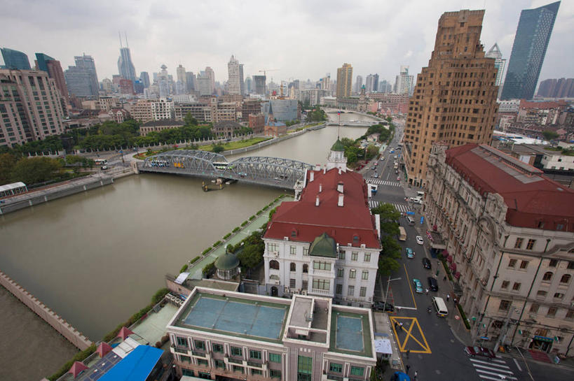 无人,家,高楼大厦,横图,俯视,航拍,室外,白天,旅游,度假,草地,草坪,河流,水,植物,标志建筑,大桥,大厦,道路,地标,建筑,路,摩天大楼,桥梁,人行横道,公路,上海,中国,亚洲,瓦片,房屋,墙,屋顶,屋檐,屋子,河水,水流,乌云,云,阴天,云朵,人行道,桥,分界线,停车线,交通,云彩,顶棚,娱乐,建设,虹口区,楼房,檐,拱桥,墙壁,墙面,住宅,草,树,树木,红色,绿色,白色,天空,自然,外滩,天,享受,休闲,旅游胜地,放松,拱形,生长,成长,车行道,车行道分界线,申,昏暗,阴沉,鸟瞰,标线,人行横道线,浦西,苏州河,外白渡桥,东亚,车行线,上海市,黄浦路,俄罗斯联邦驻上海总领事馆,中华人民共和国,沪,华东地区,斑马线,马路,彩图,高角度拍摄,房子,大楼,高层建筑,高楼,摩天楼,花园桥,威尔斯桥,俄罗斯驻上海总领事馆,钢拱桥,俄罗斯帝国领事馆,苏联领事馆