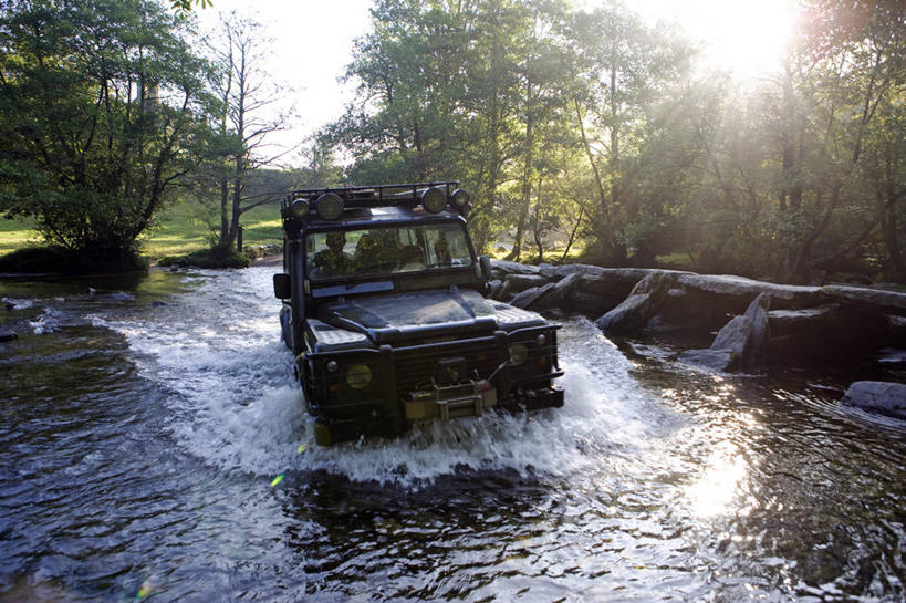横图,室外,旅游,探险,河流,水,汽车,英国,欧洲,涉水,河岸,桥,山谷,北,英格兰,刺激,小溪,摄影,国家公园,防守,驾车,四驱车,海峡,冒险,彩图,旅行,西南英格兰,多功能车,横越