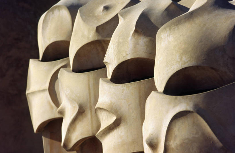 无人,工程师,建筑师,横图,烟囱,城市,建筑,雕塑,西班牙,欧洲,巴塞罗那,艺术,屋顶,地形,公寓,现代,风景,地标建筑,个性,摄影,文学,加泰隆尼亚,采石场,格拉西亚大道,管理,建筑工程师,设计,彩图,旅行,画则师,图则师,则师,评估,人员,联合国教科文组织,超现实主义,流派,艺术流派,安东尼奥.高迪,高迪