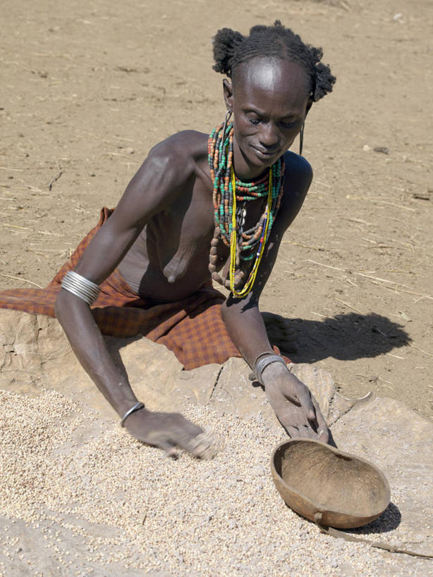成年人,一个人,坐,竖图,室外,白天,农业,项链,非洲,埃塞俄比亚,仅一个女性,工作,葫芦,珠子,调料,酱料,酱汁,佐料,调味品,调味料,涂抹,酱,人体,摄影,皮肤,高粱,牧人,耳饰,女人,跪着,彩图,传统服装,传统文化