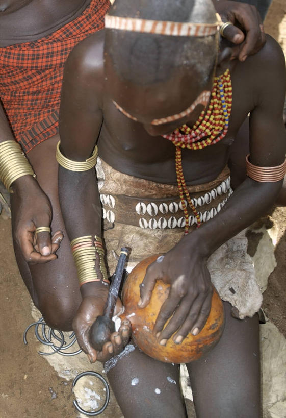 成年人,跳,竖图,牛,项链,非洲,埃塞俄比亚,珠子,摄影,牲畜,典礼,非洲文化,瘤牛,男人,彩图,传统服装,传统文化