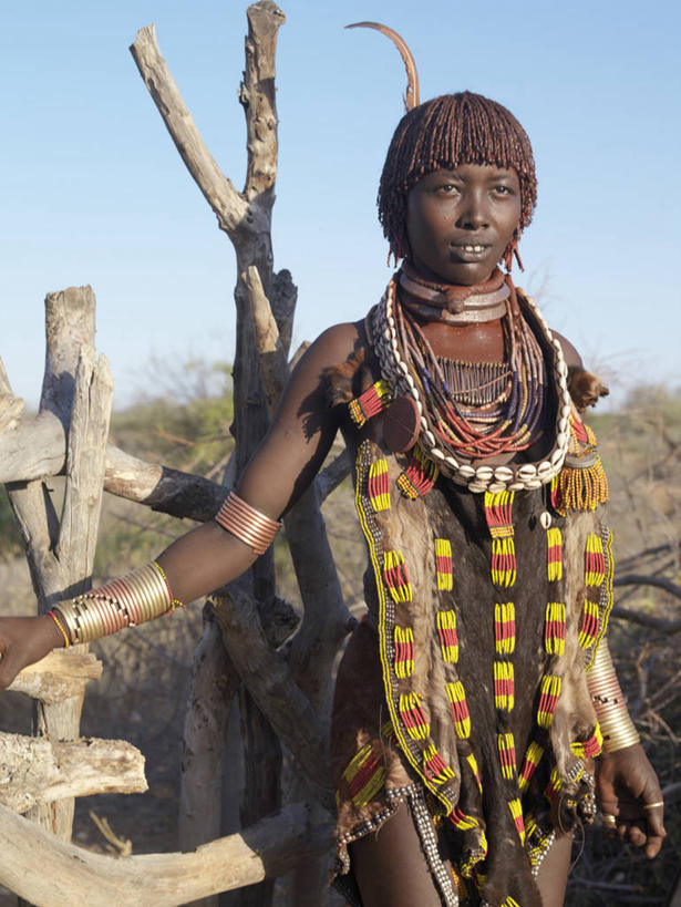 成年人,一个人,竖图,裙子,项链,非洲,埃塞俄比亚,仅一个女性,珠子,皮革,摄影,发辫,麻花辫,非洲文化,紫贝,女人,彩图,传统服装,传统文化