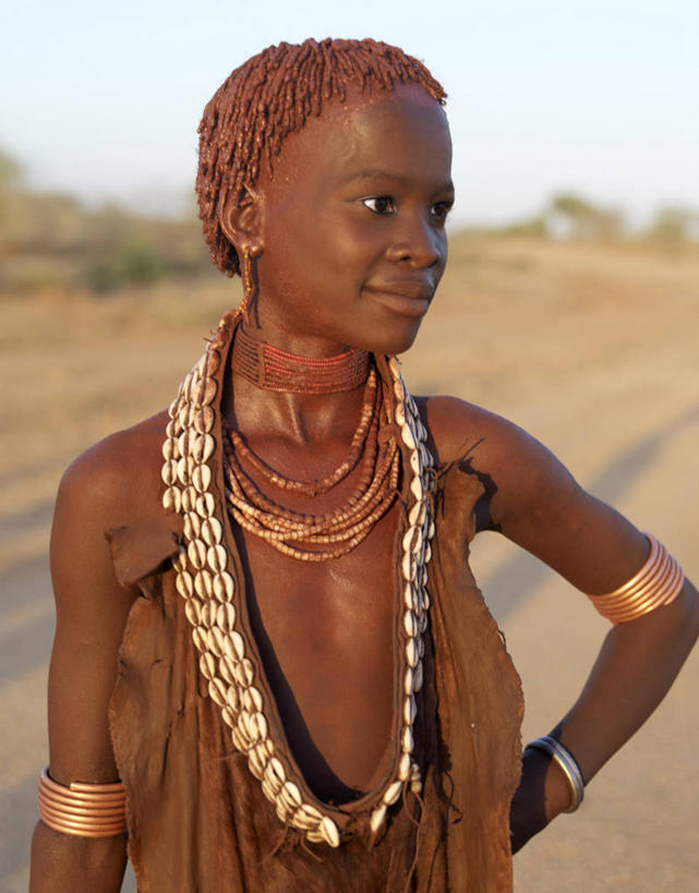 成年人,一个人,竖图,裙子,项链,非洲,埃塞俄比亚,仅一个女性,珠子,皮革,摄影,发辫,麻花辫,非洲文化,紫贝,女人,彩图,传统服装,传统文化