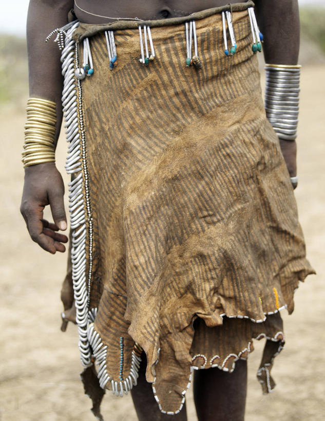 一个人,竖图,室外,裙子,银,非洲,埃塞俄比亚,金属,皮革,摄影,手镯,黄铜,非洲文化,彩图,传统服装,传统文化