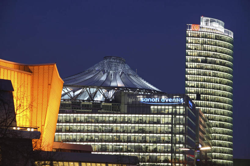 无人,广场,横图,室外,技术,城市,建筑,路,摩天大楼,德国,欧洲,标志,文字,眼镜,首都,标识,现代,柏林,波茨坦广场,黄昏,摄影,照亮,徽章,设计,彩图,索尼中心