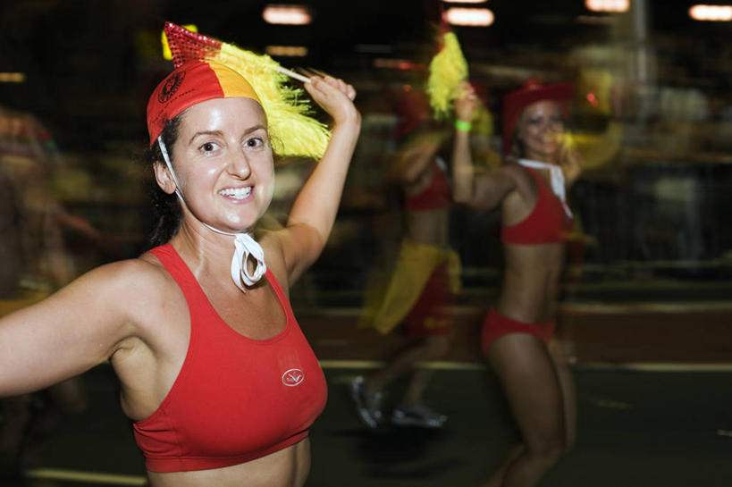 成年人,一个人,横图,彩色,夜晚,民族服装,爱情,聚会,性感,热情,骄傲,城市,澳大利亚,狂欢节,仅一个女性,服装,庆祝,地形,首都,古典,浪漫,文化,表演者,传统,衣服,粉色,安全带,温暖,温馨,恩爱,恋人,摄影,服饰,五颜六色,古装,年龄,色彩斑斓,和睦,图标,事件,主题,悉尼,同性恋,游行,五彩缤纷,五彩斑斓,韵味,新南威尔士,五光十色,女人,女性,情侣,舞者,彩图,传统服装,民俗服,旅行,装扮,舞蹈,牛津街,伴侣,融洽,变性人