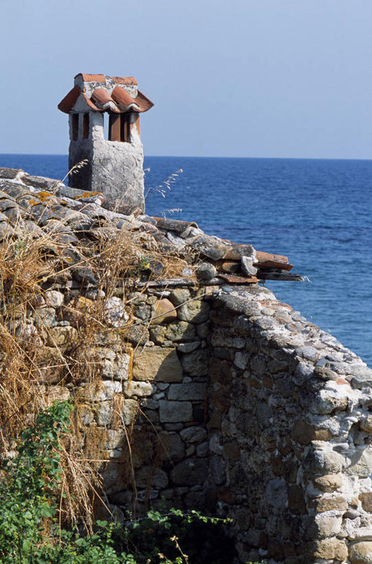 无人,家,竖图,室外,度假,烟囱,海洋,别墅,希腊,欧洲,破碎,房屋,屋子,悬崖,公寓,破坏,石墙,洋房,楼房,破损,废墟,住宅,摄影,粉碎,损坏,住房,爱琴海,地中海文化,希腊文化,毁坏,摧毁,彩图,房子