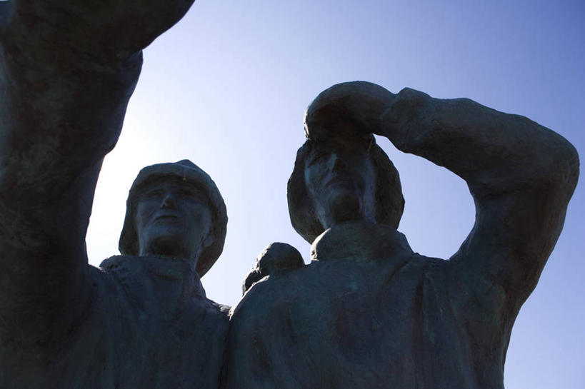 成年人,两个人,人群,渔夫,横图,室外,友谊,合作,团队,北极,城市,帽子,欧洲,冰岛,工作,雕像,岛,海岸线,首都,鱼类,衣服,看,大西洋,摄影,观看,气象,气候,北欧,合伙,生存,代表,北半球,机敏,雷克雅未克,男人,白领,海滩,彩图,钓鱼,伴侣,传统文化