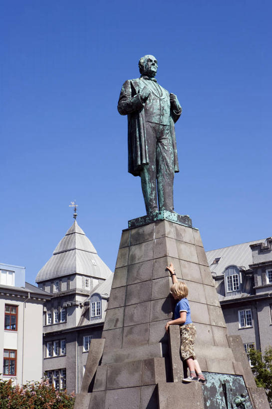 儿童,成年人,学生,站,攀登,竖图,方图,室外,北极,城市,建筑,欧洲,冰岛,艺术,雕像,岛,城镇,纪念碑,首都,历史,蓝色,天空,地标建筑,独立,个性,摄影,纪念,留念,气象,气候,北欧,手艺,身份,怀念,代表,北半球,爱国主义,万里无云,诗人,英雄,雷克雅未克,美术工艺,男人,彩图,名声