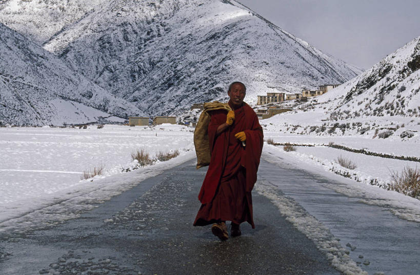 成年人,一个人,横图,室外,山,山脉,雪,路,中国,亚洲,仅一个男性,冬天,衣服,社区,摄影,佛教,中国文化,西藏自治区,喜马拉雅山脉,男人,僧侣,步行,彩图,传统文化,焦油,康巴