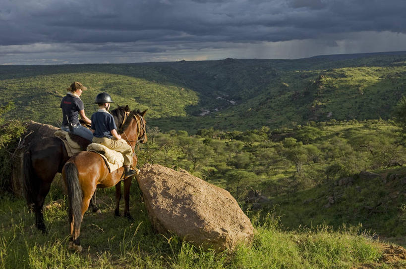 两个人,横图,旅游,度假,马,非洲,肯尼亚,行人,游客,游人,骑马,路人,旅客,骑,摄影,过客,冒险,彩图,旅行