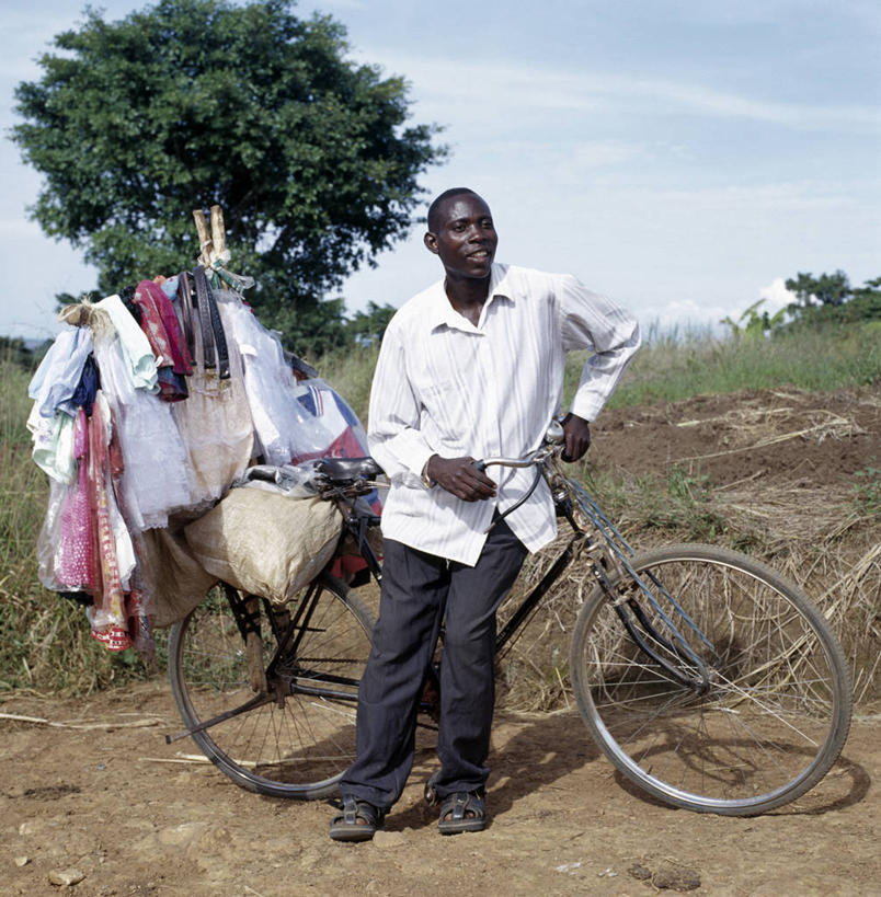 成年人,一个人,竖图,消费,自行车,非洲,乌干达,仅一个男性,小贩,货摊,脚踏车,衣服,社区,摄影,贩卖,贸易,男人,商人,彩图,旅行