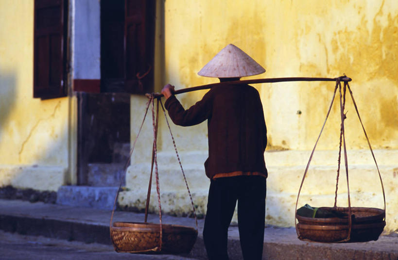 成年人,一个人,横图,帽子,越南,仅一个女性,市场,热,橙色,平衡,摄影,东南亚,运送,会安,印度支那,女人,彩图,传统文化
