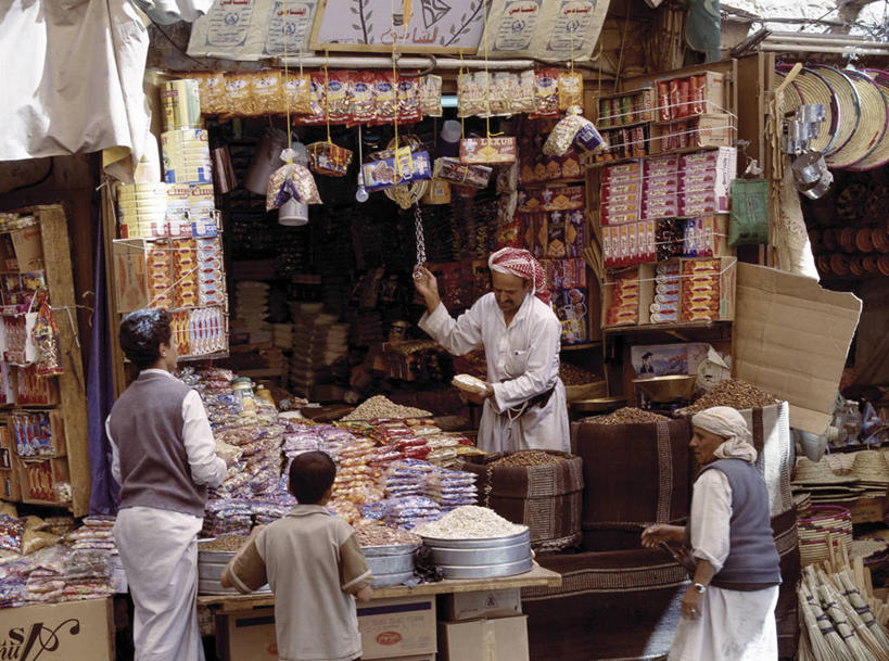 成年人,商店,横图,购物,消费,街道,路,也门,小贩,市场,首都,货摊,地标建筑,摄影,挑选,销售,贩卖,贸易,萨那,男人,商人,彩图,传统服装,联合国教科文组织,街市