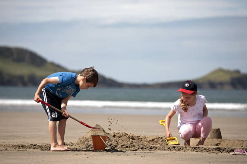 儿童,两个人,家庭,兄弟,姐妹,横图,室外,旅游,度假,纯洁,海洋,英国,欧洲,行人,游客,游人,铲子,沙子,桶,城堡,海岸线,海湾,路人,旅客,容器,做,可爱,童年,童趣,摄影,建造,储藏,挖掘,沙雕,储存,威尔士,童真,烂漫,无邪,英国文化,过客,高尔半岛,天真,男孩,男性,女孩,女性,海滩,休闲活动,彩图,旅行,手铲,贮存