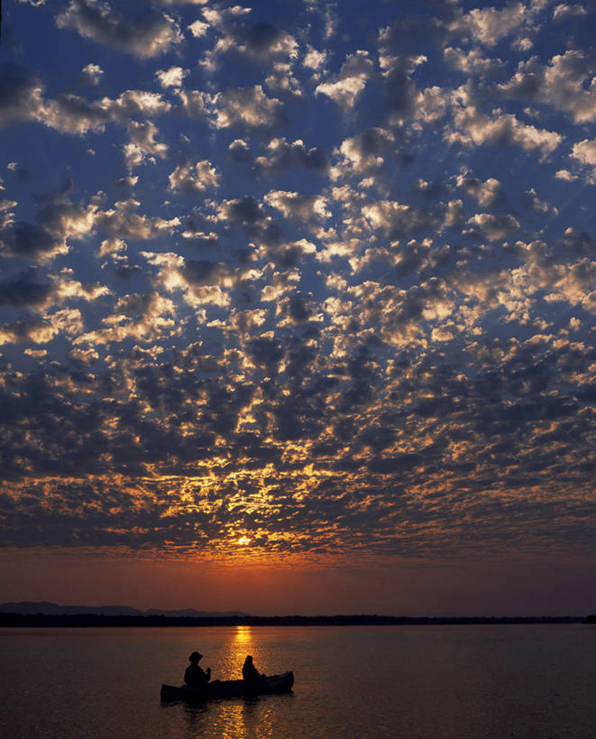 划船,两个人,竖图,室外,日出,河流,日落,水,太阳,船,赞比亚,木船,黎明,天空,交通工具,桃,放松,摄影,宁静,桨,舟,国家公园,载具,独木舟,露营,剪影,赞比西河,卷积云,野生动物保护区,独木船,荡舟,自然保护区,彩图