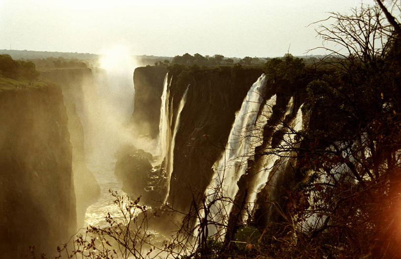 横图,俯视,航拍,室外,河流,瀑布,峡谷,日光,津巴布韦,赞比亚,岛,光,白色,自然,黄昏,地标建筑,摄影,巨大,落下,庞大,怪异,考古学,传送带,鸟瞰,沟壑,赞比西河,维多利亚瀑布,宏大,硕大,伟大,利文斯敦,彩图,高角度拍摄,白内障,骚乱