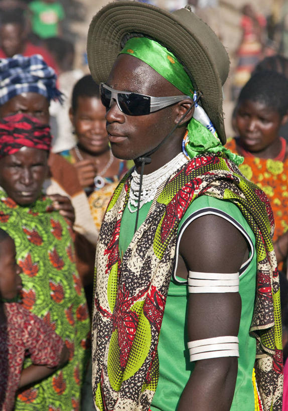一个人,竖图,帽子,项链,非洲,坦桑尼亚,庆祝,珠子,太阳镜,摄影,手镯,口哨,东非,非洲人,舞者,彩图,舞蹈