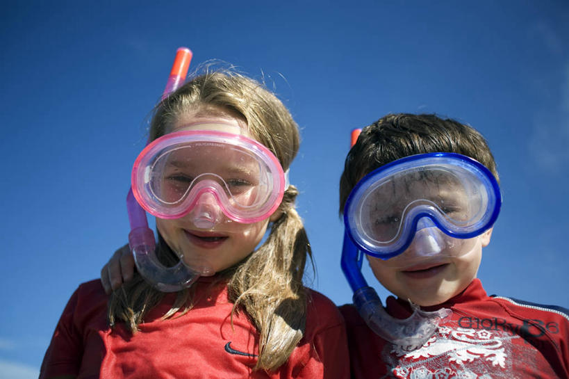 儿童,两个人,家庭,兄弟,姐妹,横图,旅游,度假,快乐,纯洁,斐济,行人,游客,游人,潜水镜,岛,路人,旅客,刺激,蓝色,天空,放松,可爱,童年,童趣,摄影,呼吸管,热带气候,童真,烂漫,无邪,南太平洋,过客,天真,男孩,男性,女孩,女性,彩图,旅行