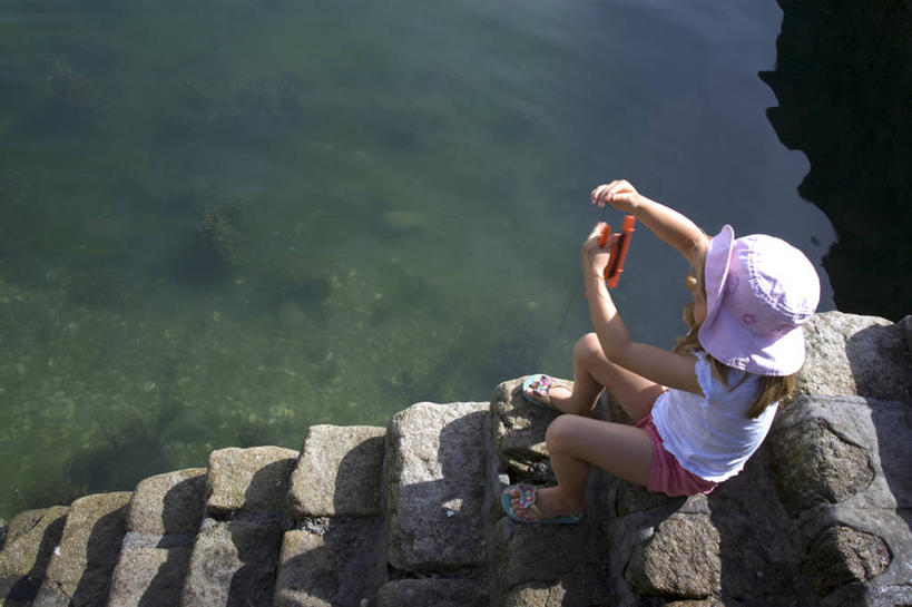 儿童,一个人,家庭,横图,室外,旅游,度假,纯洁,法国,欧洲,行人,游客,游人,海岸线,娱乐,路人,旅客,台阶,享受,休闲,放松,可爱,童年,童趣,摄影,活动,布列塔尼,西欧,法兰西,童真,烂漫,无邪,滨海阿尔卑斯,法兰西共和国,法兰西第五共和国,普罗旺斯.阿尔卑斯.蓝色海岸,普罗旺斯.阿尔卑斯.蓝色海岸大区,过客,滨海阿尔卑斯省,天真,女孩,海滩,彩图,旅行,海港,拉特里尼泰,尼斯区