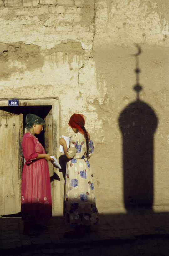 儿童,成年人,两个人,竖图,室外,满意,城市,街道,亚洲,阴影,头巾,头饰,古城,发饰,摄影,宗教,尖塔,伊斯兰教,中国文化,清真寺,宗教服装,喀什,灵性,女孩,女人,说话,彩图,居住区,维吾尔族