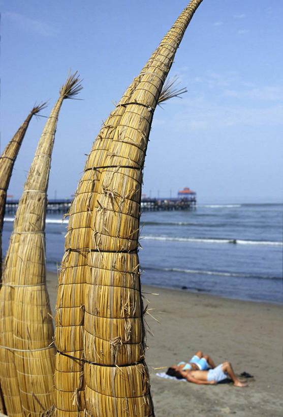 竖图,室外,度假,海浪,海洋,船,芦苇,秘鲁,海岸线,稻草,渔船,北,蓝色,风景,天空,夏天,南美,摄影,横梁,太平洋,肖像,横杆,美术工艺,海滩,彩图,伴侣,传统文化