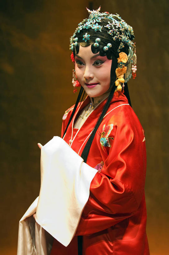 儿童,成年人,一个人,微笑,竖图,彩色,室内,热情,城市,剧院,北京,亚洲,表演,装饰,头饰,首都,表演者,扮演,衣服,红色,摄影,五颜六色,明亮,色彩斑斓,演出,中国文化,五彩缤纷,演出服,东亚,五彩斑斓,五光十色,女孩,女人,彩图,传统服装,传统文化,美人