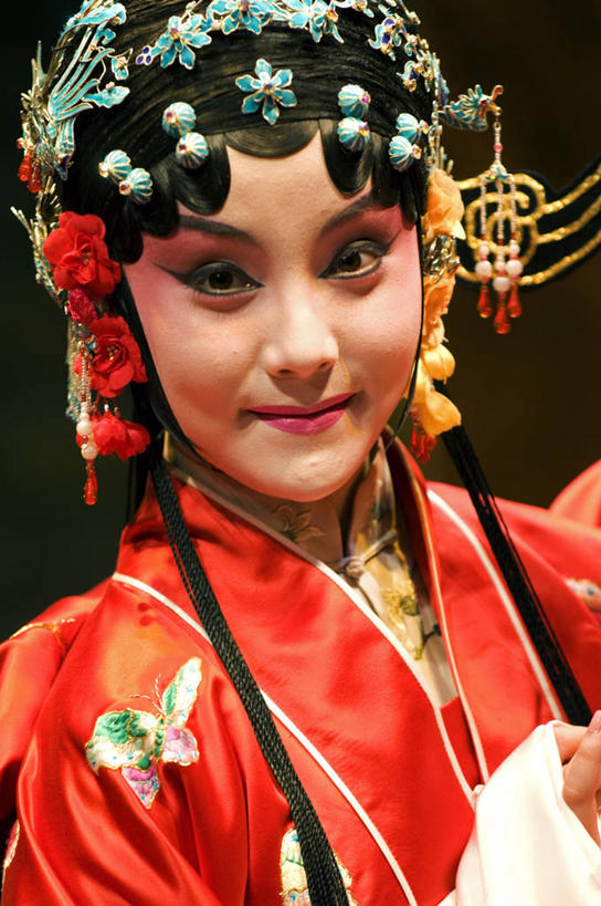 儿童,成年人,一个人,微笑,竖图,彩色,室内,热情,城市,剧院,北京,亚洲,表演,装饰,头饰,首都,表演者,扮演,衣服,红色,摄影,五颜六色,明亮,色彩斑斓,演出,中国文化,五彩缤纷,演出服,东亚,五彩斑斓,五光十色,女孩,女人,彩图,传统服装,传统文化,美人