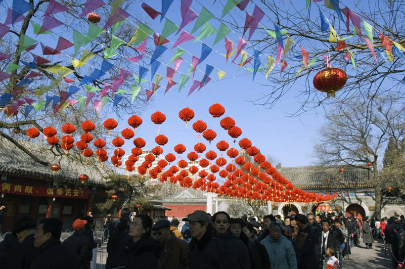 横图,彩色,室外,特写,白天,照明,北京,春节,亚洲,吊挂,悬挂,装饰,灯笼,纸灯笼,首都,挂,红色,蓝色,天空,灯具,摄影,五颜六色,照亮,色彩斑斓,照明设备,中国文化,五彩缤纷,群众,万里无云,五彩斑斓,五光十色,彩图,旅行,传统文化