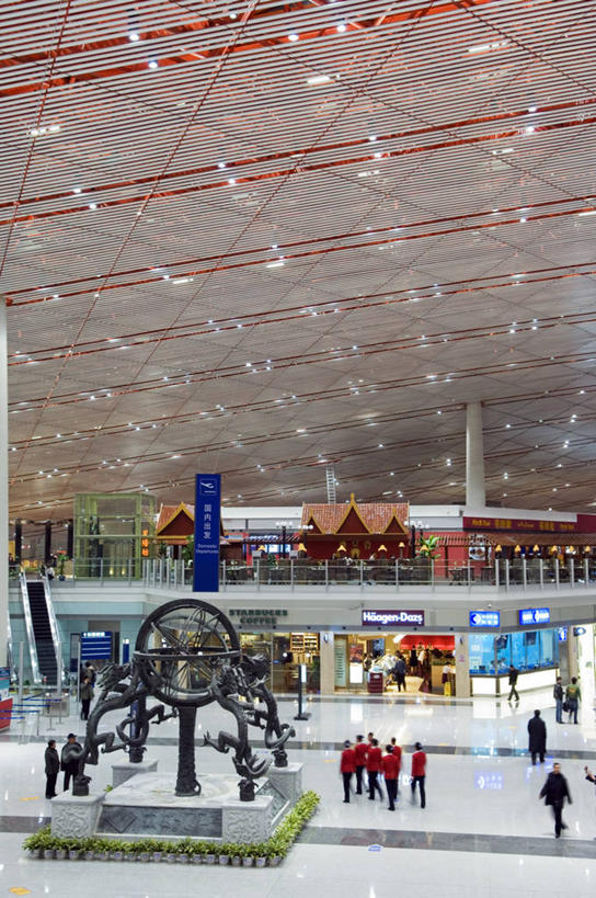 一个人,机场,竖图,俯视,彩色,室内,旅游,天花板,建筑,北京,亚洲,雕像,首都,现代,摄影,五颜六色,色彩斑斓,五彩缤纷,五彩斑斓,五光十色,北京首都国际机场,彩图,高角度拍摄,旅行